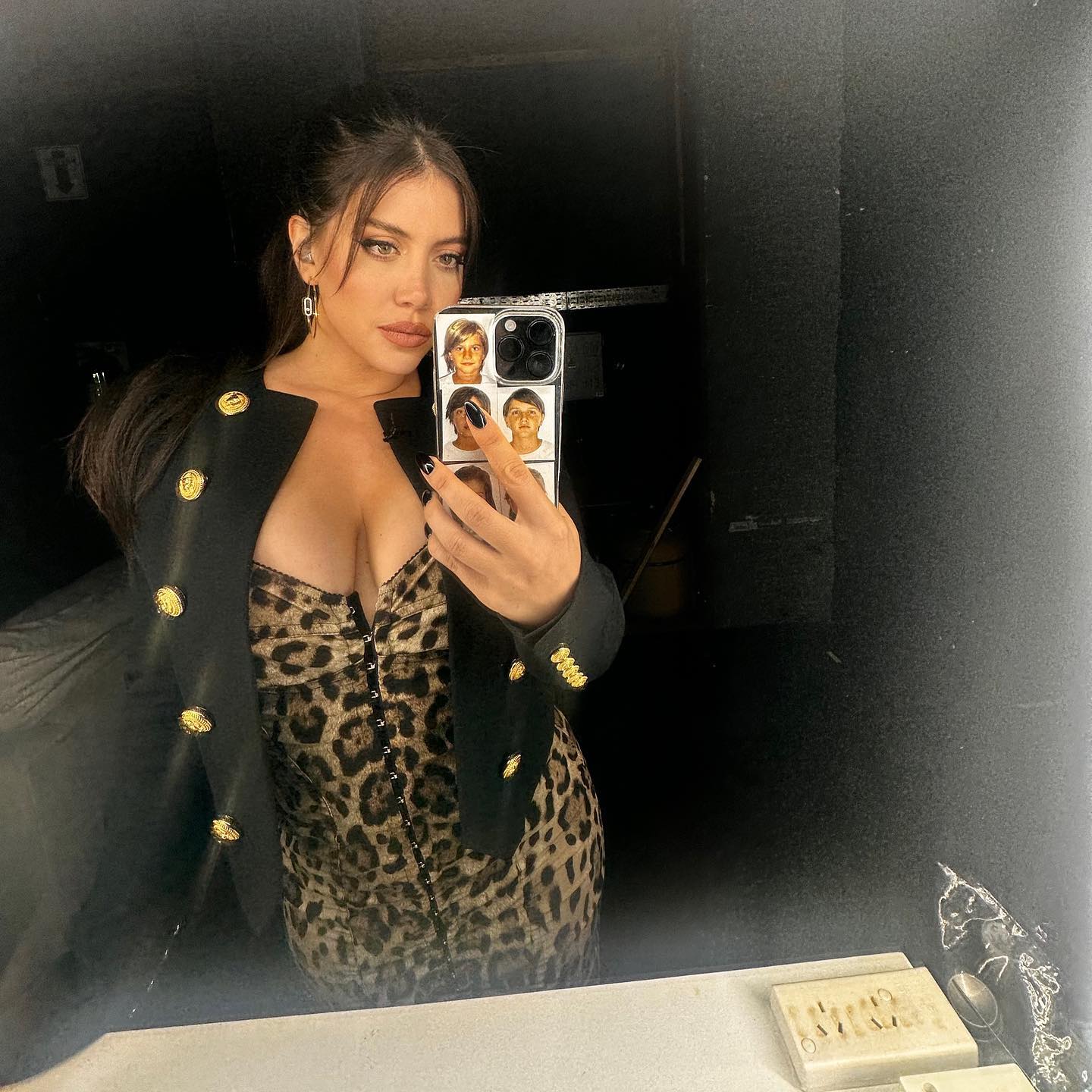 Wanda Nara taking a selfie