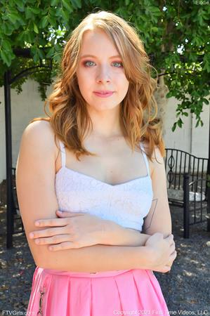 Elodie Nude Pictures Pink Girlie