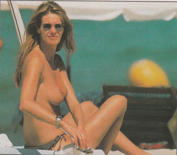 Elle MacPherson - breasts