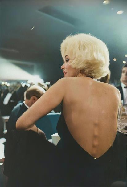 Marilyn Monroe in a rare backless pic showing off her spine.