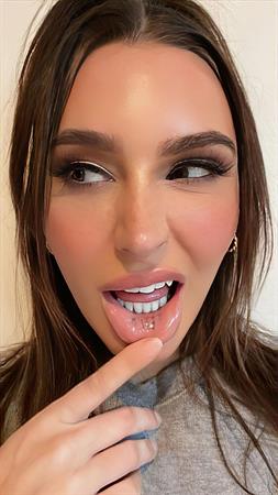 Ella Reese - Instagram selfies