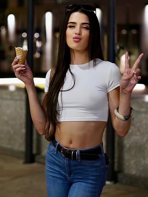 Kylie Rocket Pictures Sightseeing in the city