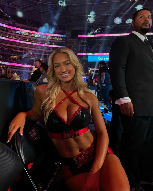 Sydney Thomas was a ring girl in the Mike Tyson vs Jake Paul fight