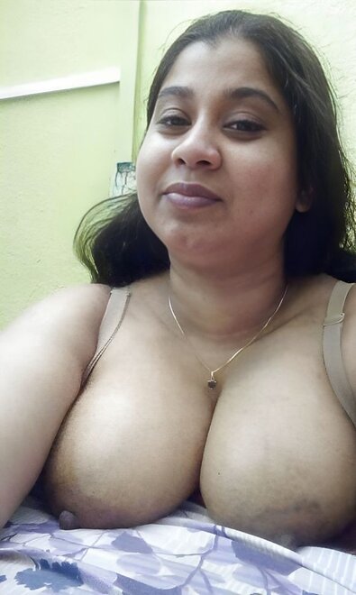 This MILF from Sri Lanka loves to show her mom body to the world.