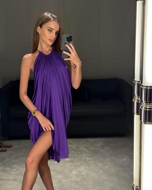 Viktoria Tisshko taking a selfie