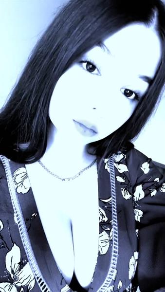 Agara taking a selfie