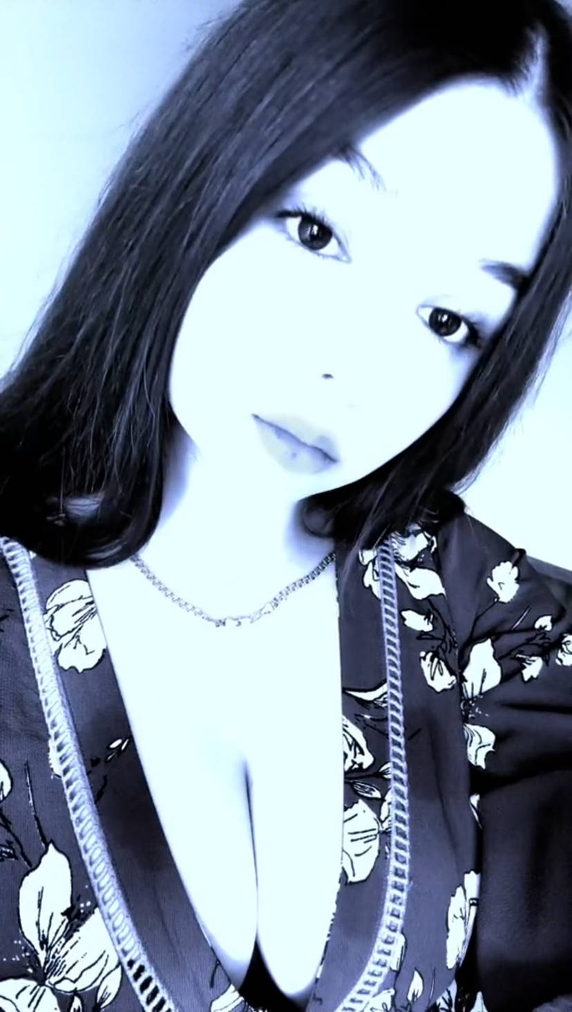 Agara/Kaitie taking a selfie