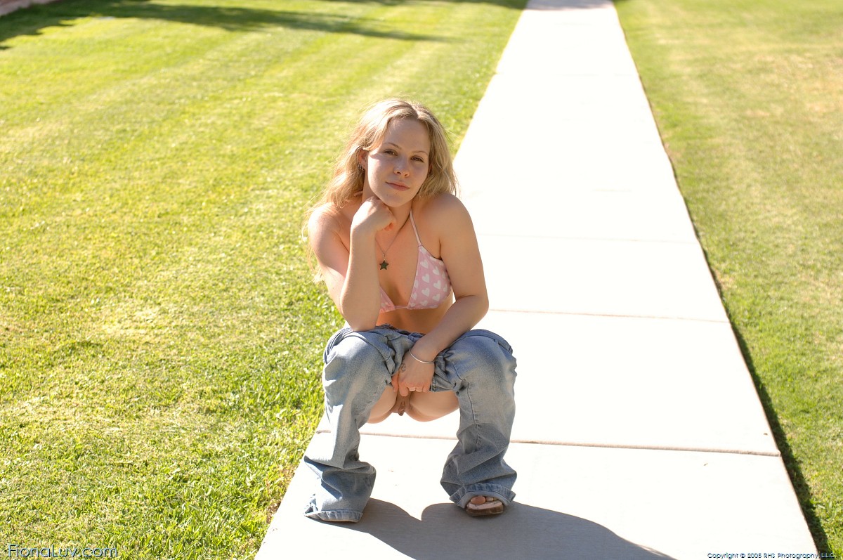 Fiona Luv shows off her tasty butt