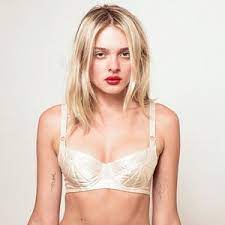 Cynthia Nabozny, American Singer

