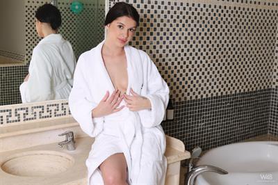 Asandra Dewy: Happy And Clean