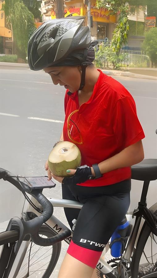 Prarthana Balani the sexy milf cyclist from Kolkata allyouknead bakery flashing outdoors in cameltoe pussy