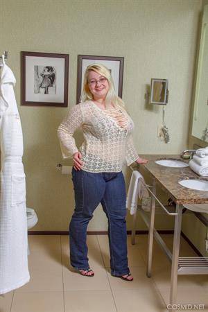 Crystal Lewis Nude Pictures Crystal's Bathroom Set