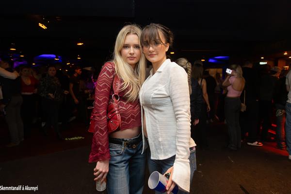 Icelandic party babes