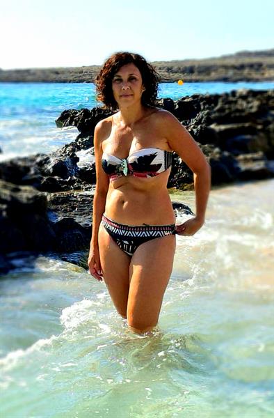 Stercy posing on the beach