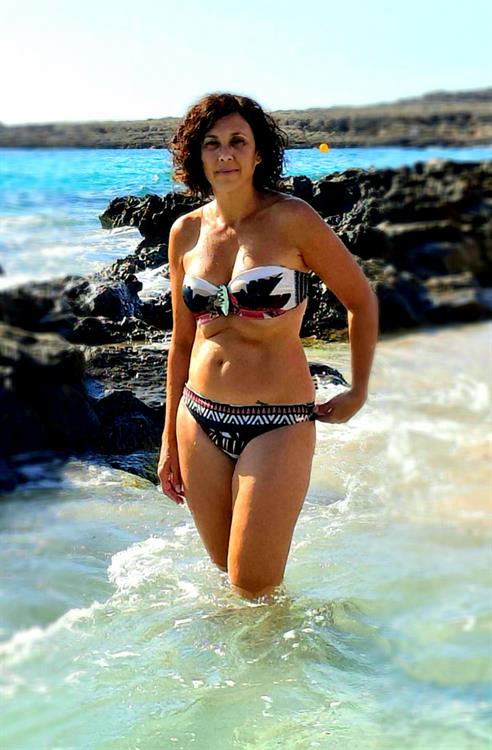 Stercy posing on the beach