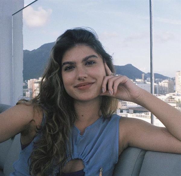 Giovanna Grigio taking a selfie