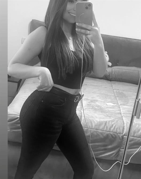 Karolayn taking a selfie