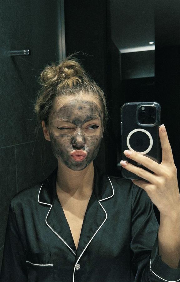 Mira Levelskaya taking a selfie