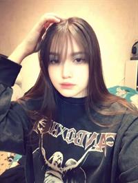Valorant_girl taking a selfie