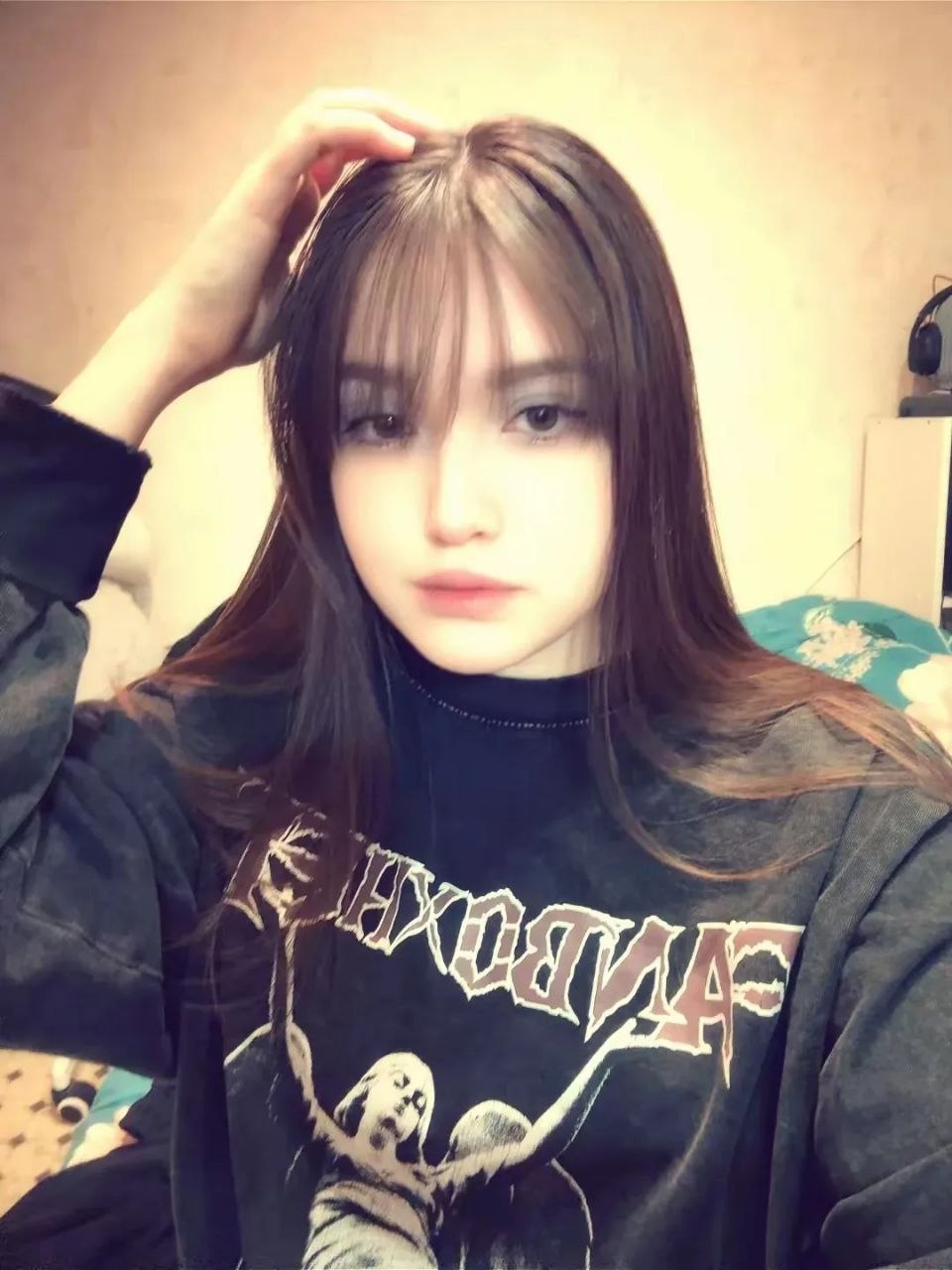 Valorant_girl taking a selfie