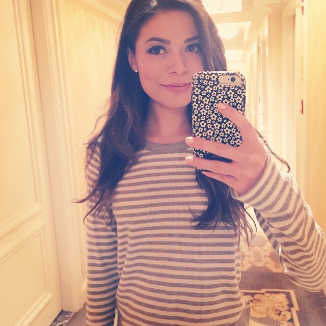 Miranda Cosgrove taking a selfie