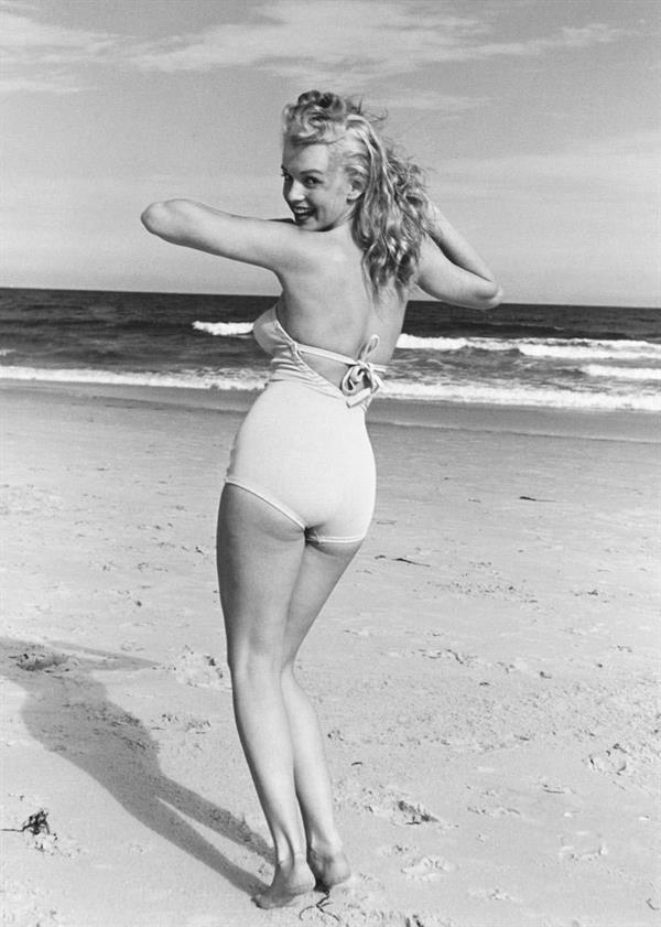 Marilyn Monroe in a bikini - ass