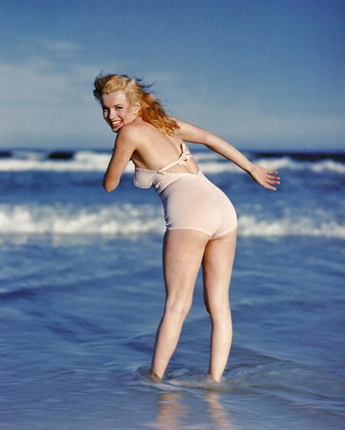 Marilyn Monroe in a bikini - ass