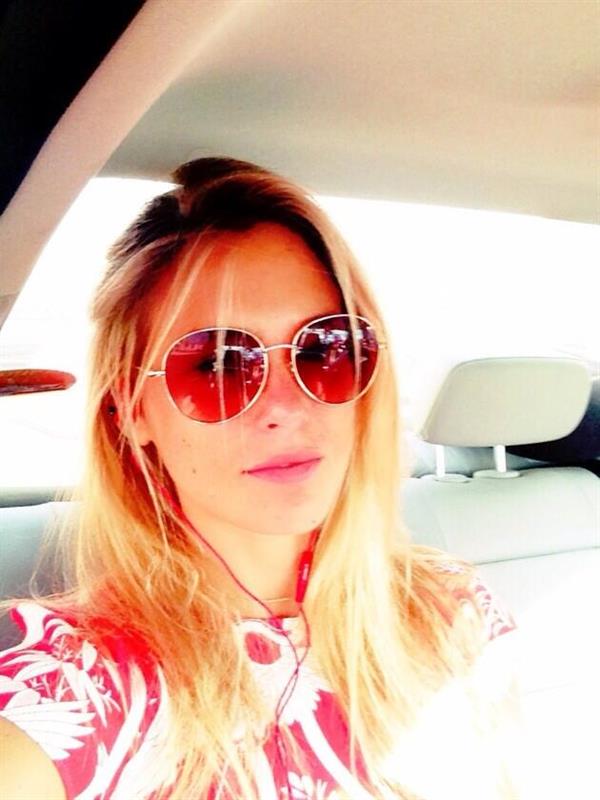 Bar Refaeli taking a selfie