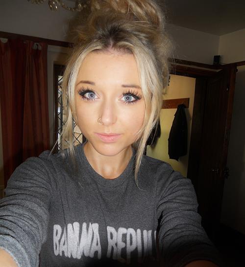 Chloe Harwood taking a selfie